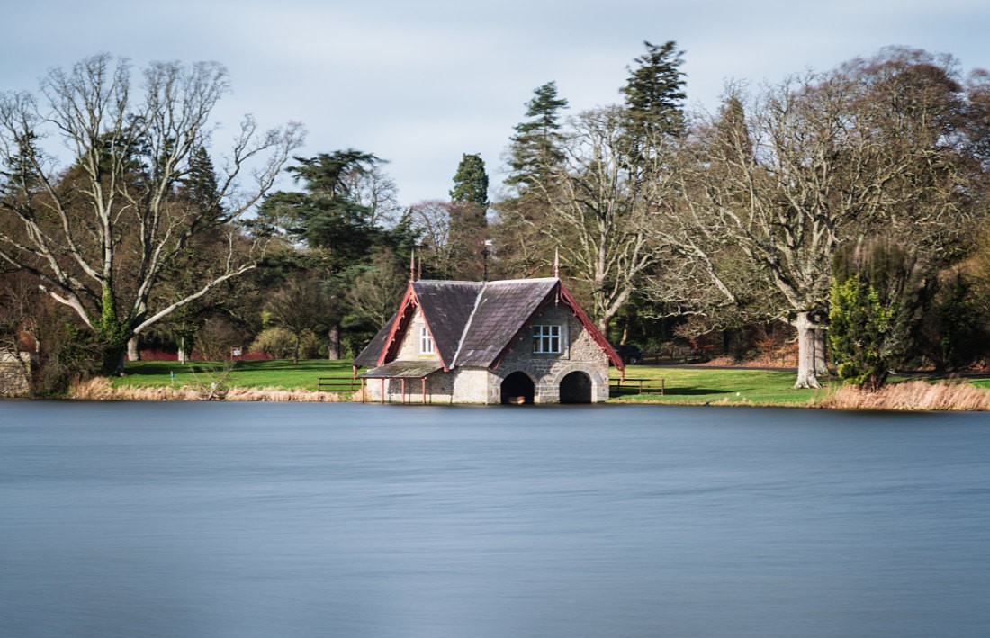 Bootshaus am River Rye bei Maynooth, Co. Kildare, Irland