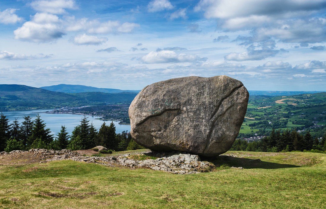 Cloughmore Stone im Rostrevor Forest Park, Co. Down, Nordirland