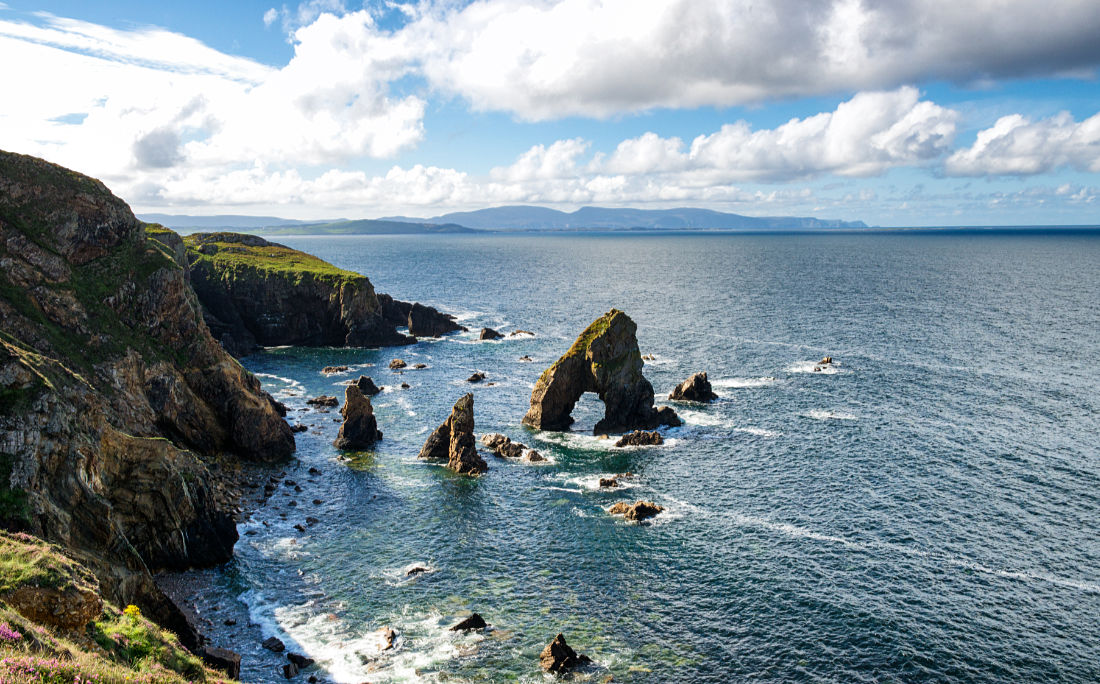 Felsentor Breeches Rock am Crohy Head, Co. Donegal, Irland