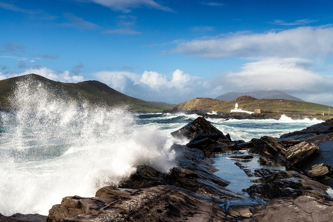 Wellen am Cromwell Point Lighthouse, Valentia Island im Co. Kerry, Irland