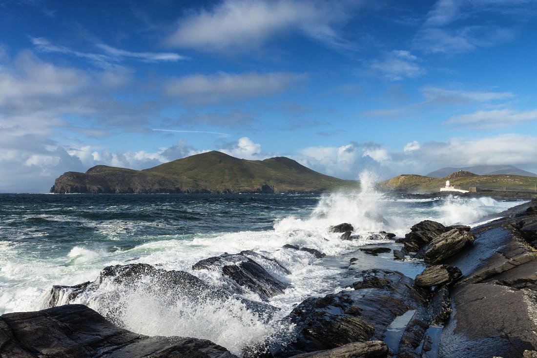 Wellen am Cromwell Point Lighthouse, Valentia Island im Co. Kerry, Irland