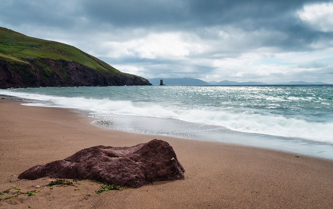 Kinard with the sea stack An Searrach on the Dingle Peninsula, Co. Kerry, Ireland