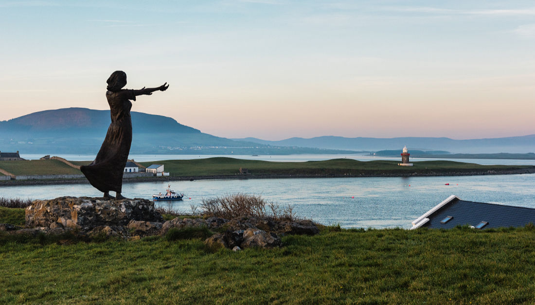 "Waiting on Shore" Statue bei Rosses Point, Co. Sligo, Irland