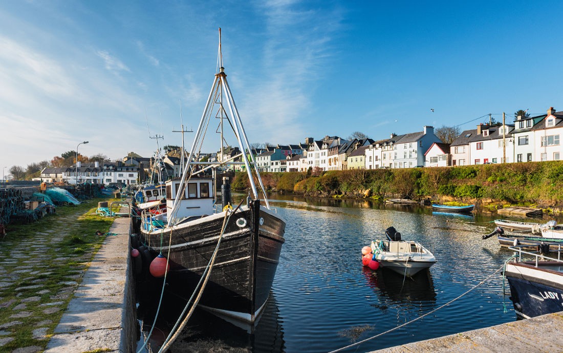 Hafen von Roundstone in Co. Galway, Irland