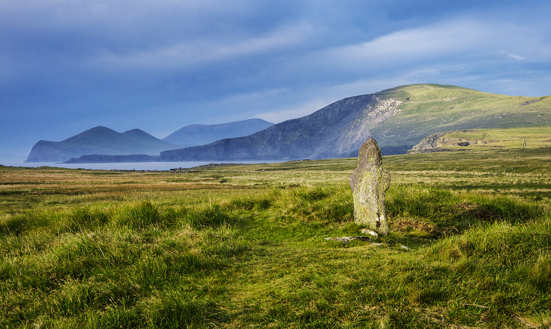 Altes Kreus bei St. Brendan's Well auf Valentia Island, Co. Kerry, Irland